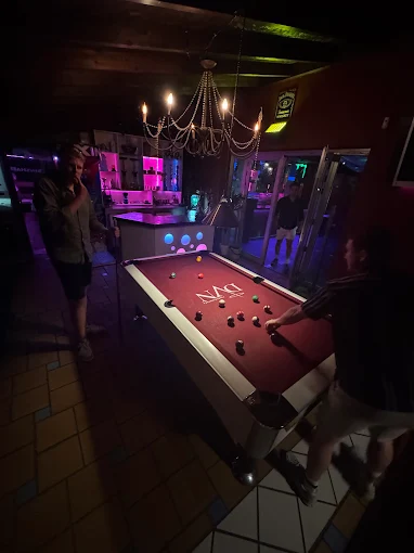 Mesa de billar de DVN Lounge Club, con el logo de la casa en el fieltro