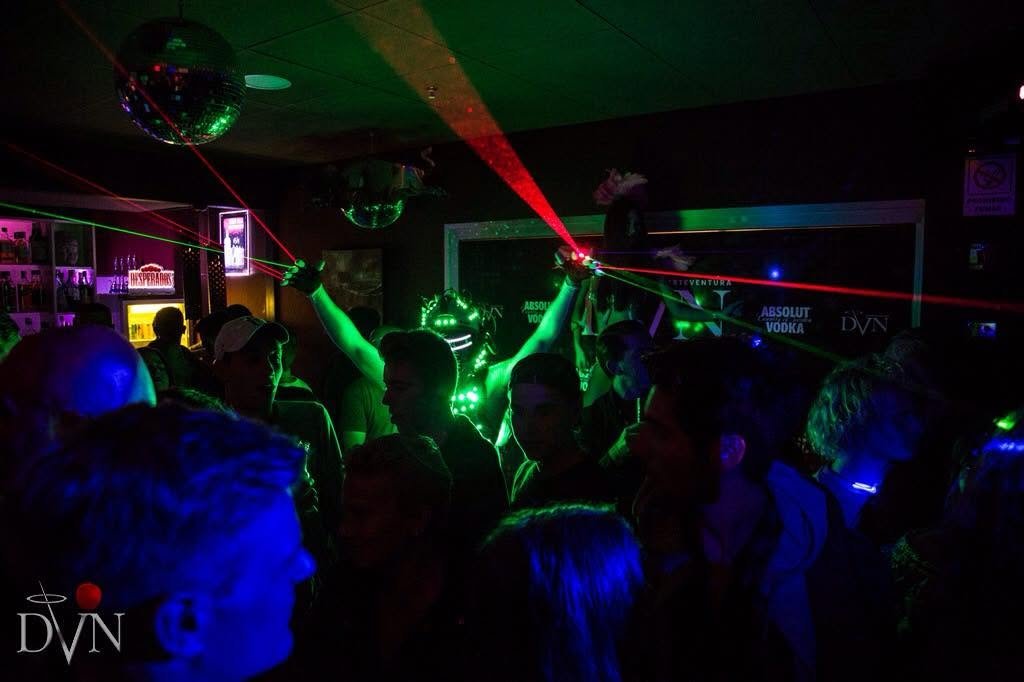 Pista de baile de DVN Lounge Club con luces láser